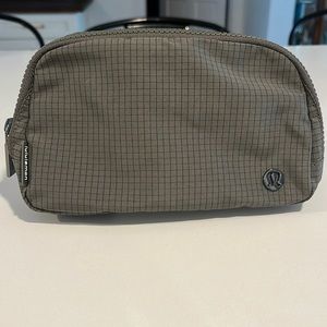 Lululemon Everywhere belt bag NWOT